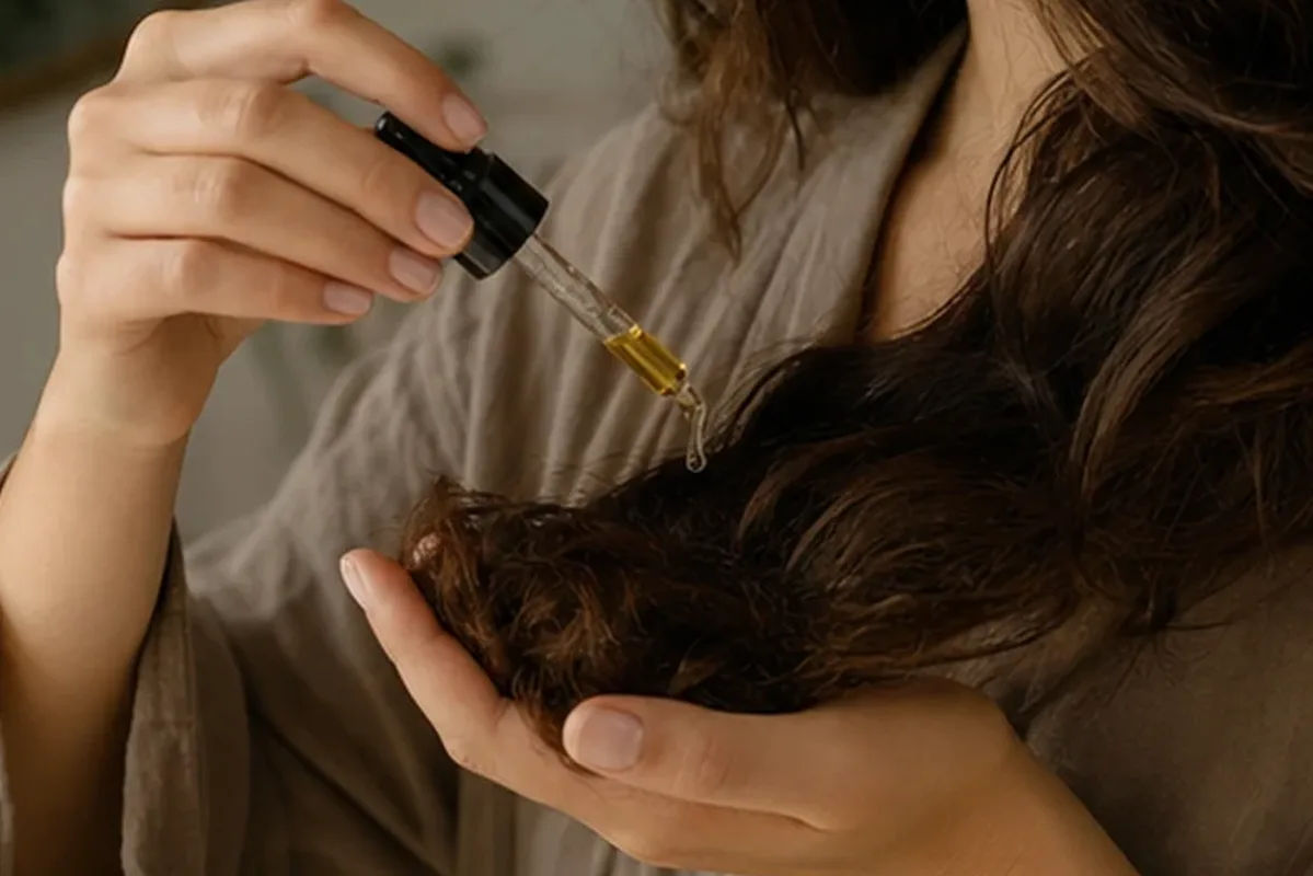 Hochwertige Beauty-Inszenierung zu Auswahlkriterien für Haaröl bei Frizz