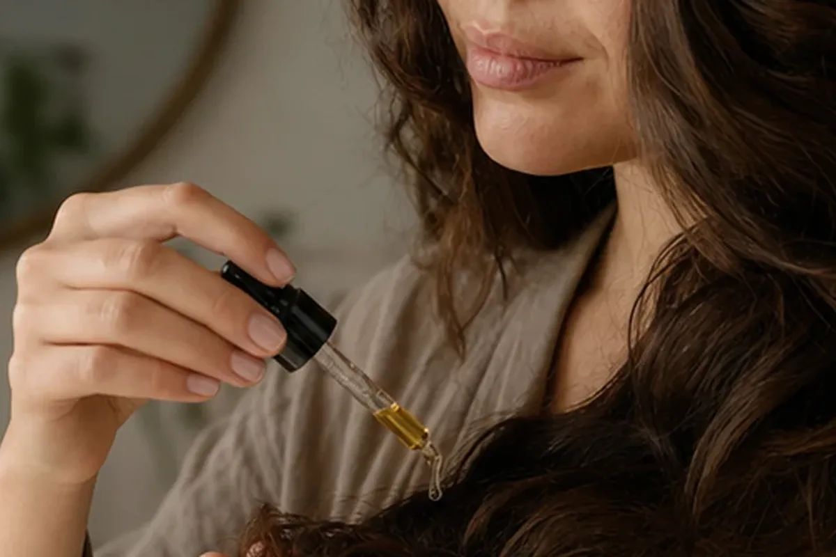 Authentische Beauty-Routine passend zum Thema Mildes Shampoo bei Frizz
