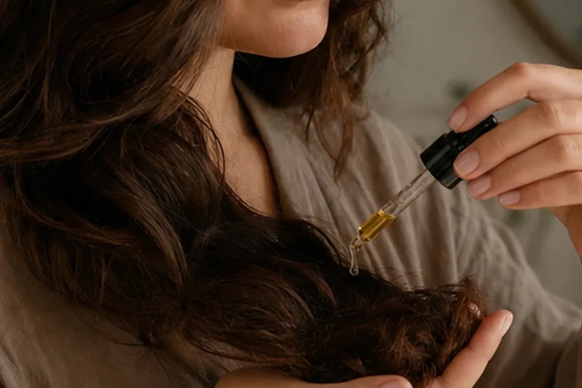 Emotionaler und authentischer Anwendungsmoment rund um Mildes Shampoo für lockiges Haar