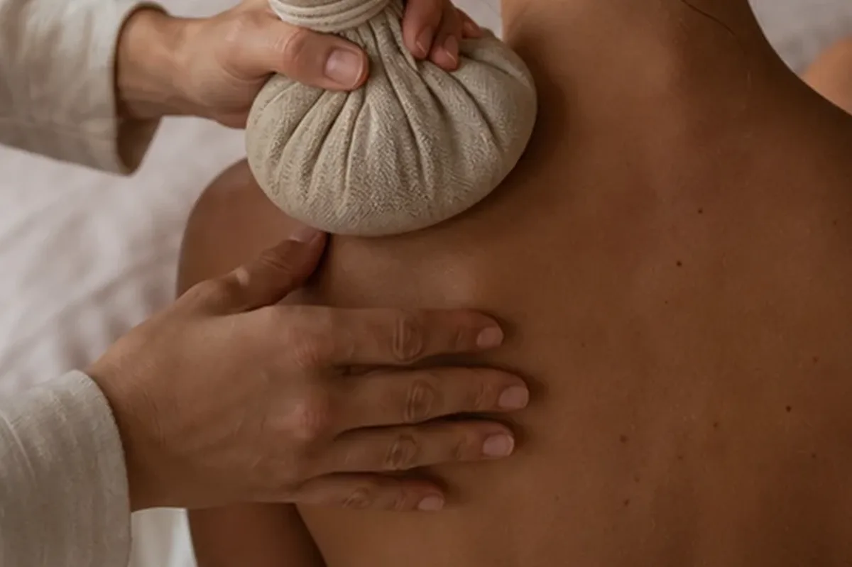 Hochwertige Beauty-Inszenierung zu Auswahlkriterien für Haarbürste bei fettigem Ansatz