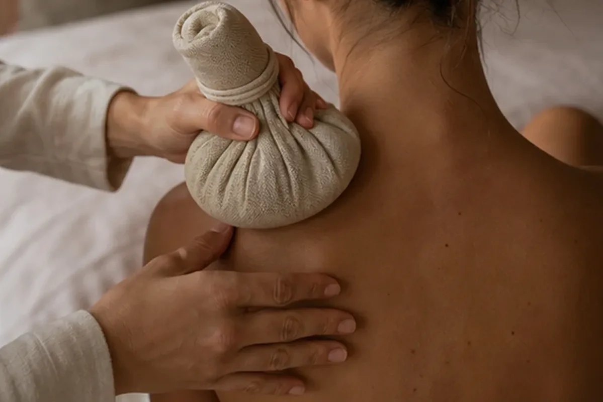 Hochwertige Beauty-Inszenierung zu Auswahlkriterien für Duschgel bei brüchigen Nägeln
