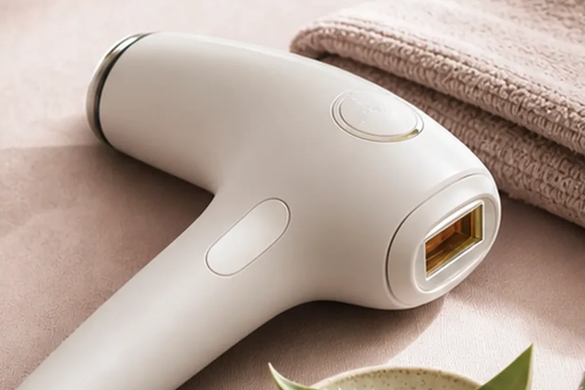Hochwertige Beauty-Inszenierung zu Auswahlkriterien für Bikinizonen-Trimmer für dunkle Haare
