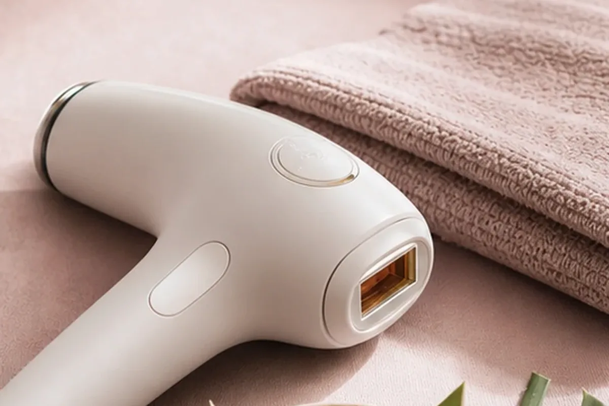 Redaktionelle Detailaufnahme zur Orientierung bei IPL-Gerät bei eingewachsenen Haaren