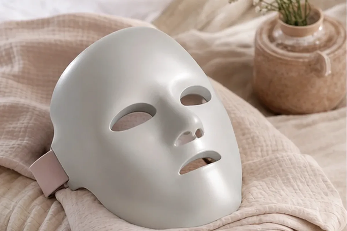 Redaktionelle Detailaufnahme zur Orientierung bei LED-Gesichtsmaske mit Premium-Anspruch