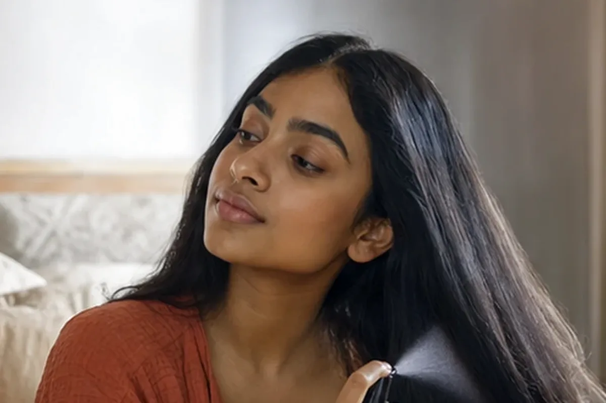 Authentischer Wohlfühlmoment passend zum Beauty-Thema Hitzeschutz für die Haare