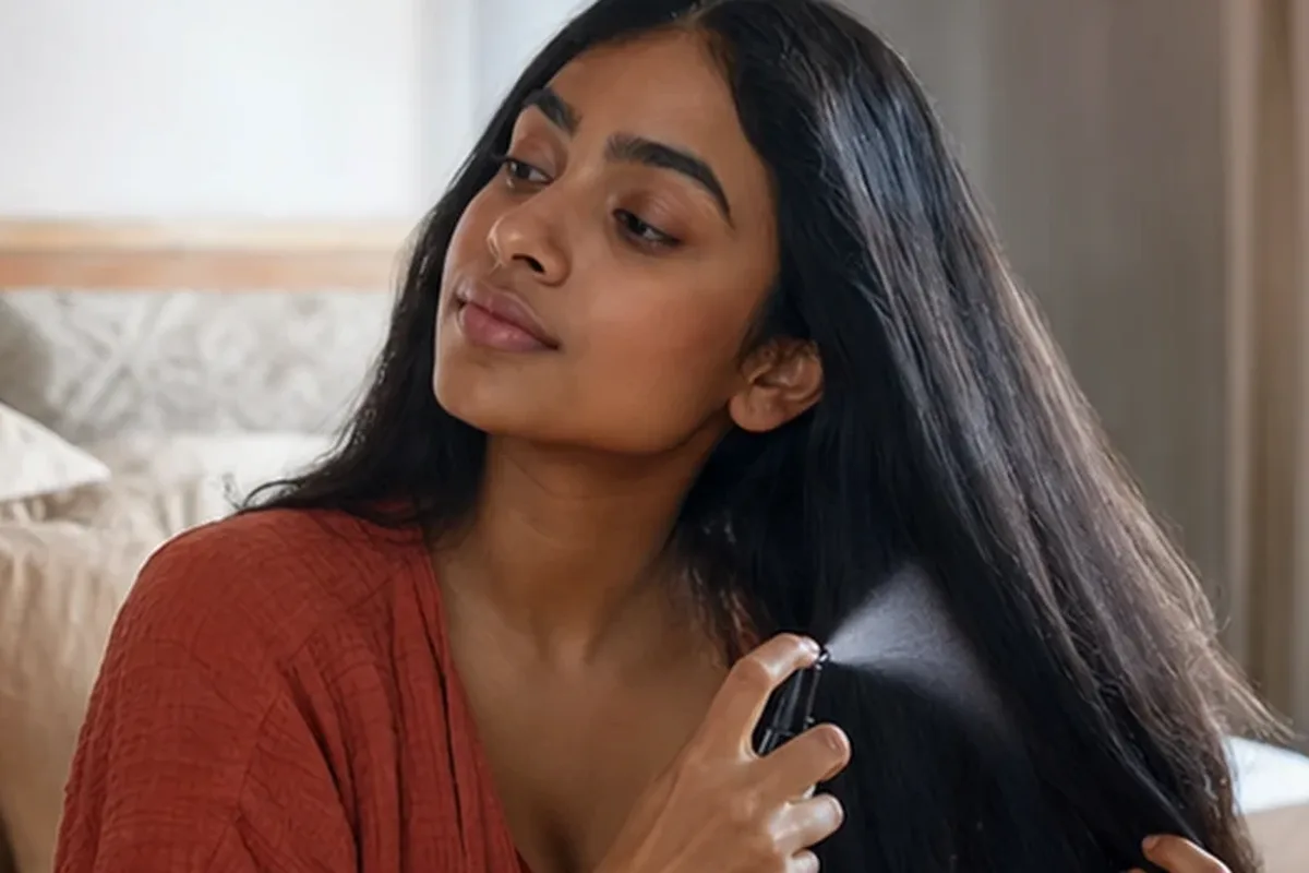 Redaktioneller Beauty-Moment zur Ausgangslage bei Haarbürste für trockenes Haar