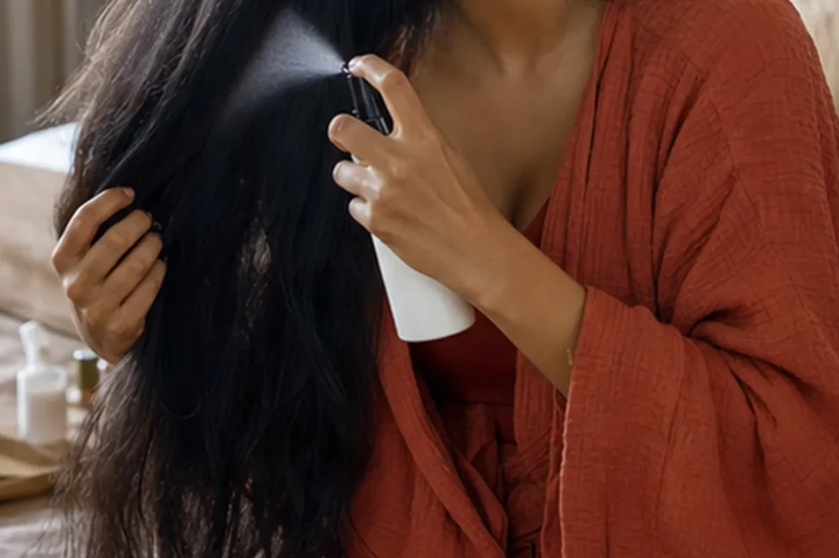 Emotionaler und authentischer Anwendungsmoment rund um Mildes Shampoo für strapaziertes Haar