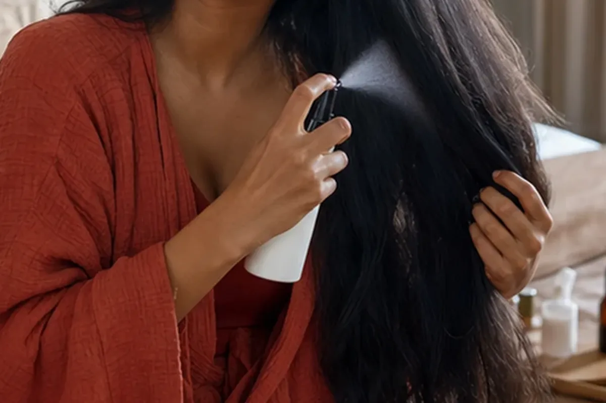 Authentische Beauty-Routine passend zum Thema Volumenspray für lockiges Haar