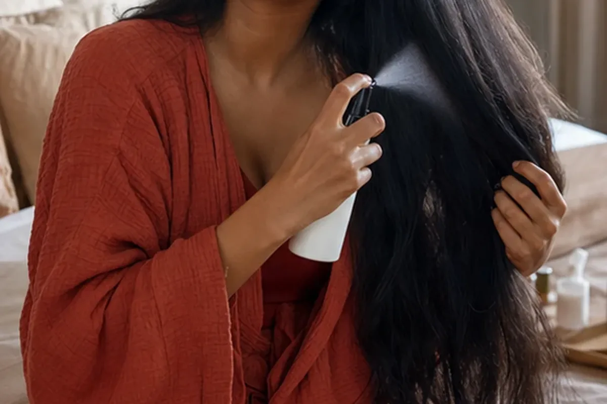 Redaktioneller Beauty-Moment zur Ausgangslage bei Haaröl für lockiges Haar