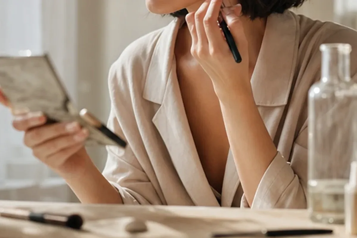 Redaktioneller Beauty-Moment zur Ausgangslage bei Bronzer für trockene Haut