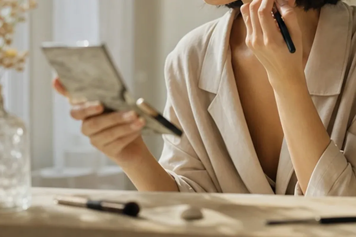 Authentischer Wohlfühlmoment passend zum Beauty-Thema Puder für trockene Haut
