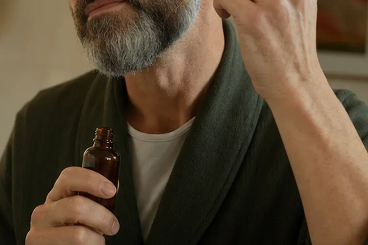 Authentische Beauty-Routine passend zum Thema Männer-Gesichtsreiniger für trockene Haut