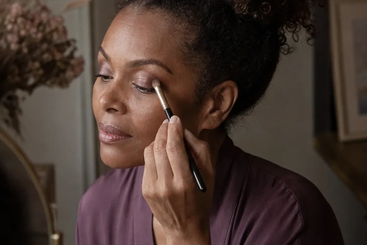 Emotionaler und authentischer Anwendungsmoment rund um Eyeliner für empfindliche Haut