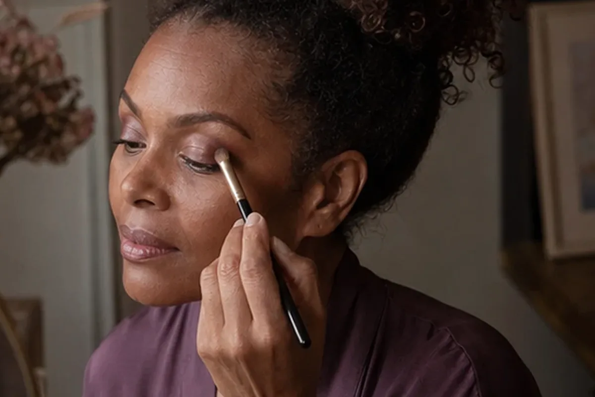 Emotionaler und authentischer Anwendungsmoment rund um Concealer für empfindliche Haut