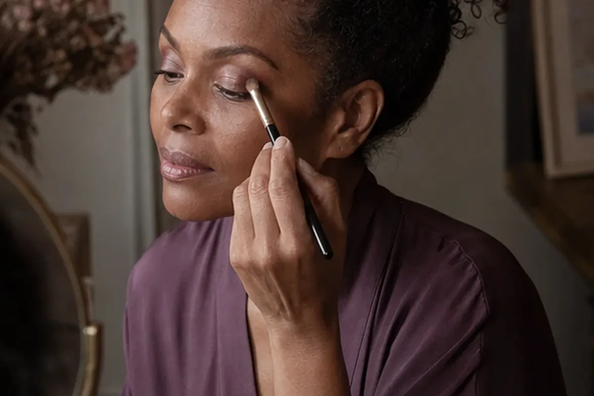 Authentischer Wohlfühlmoment passend zum Beauty-Thema Make-up-Pinsel bei Rötungen