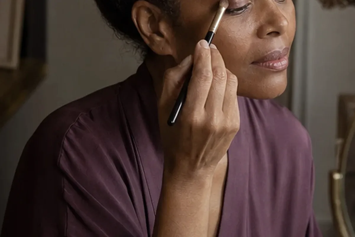 Authentischer Wohlfühlmoment passend zum Beauty-Thema Setting Spray für langen Halt
