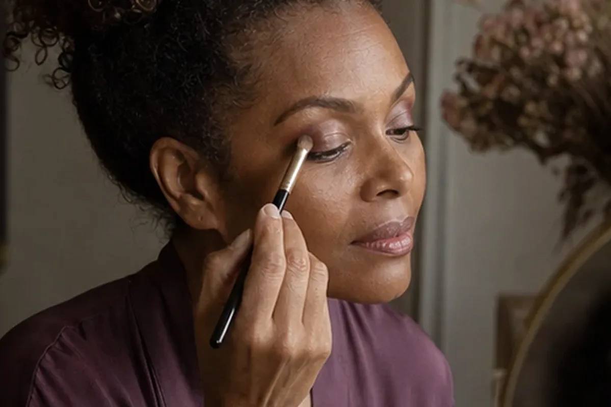 Authentischer Wohlfühlmoment passend zum Beauty-Thema Foundation bei Rötungen