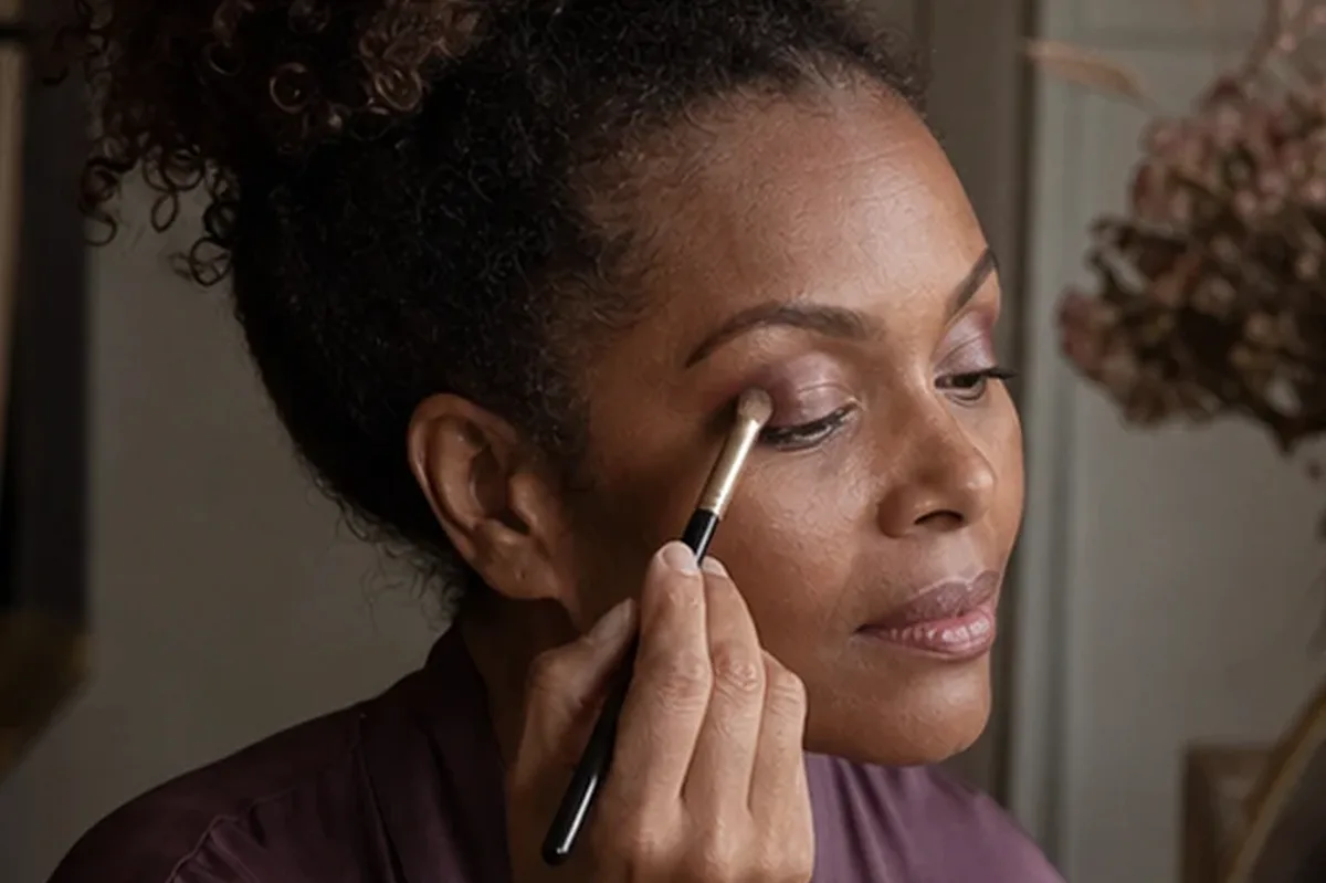 Redaktioneller Beauty-Moment zur Ausgangslage bei Highlighter für ölige Haut