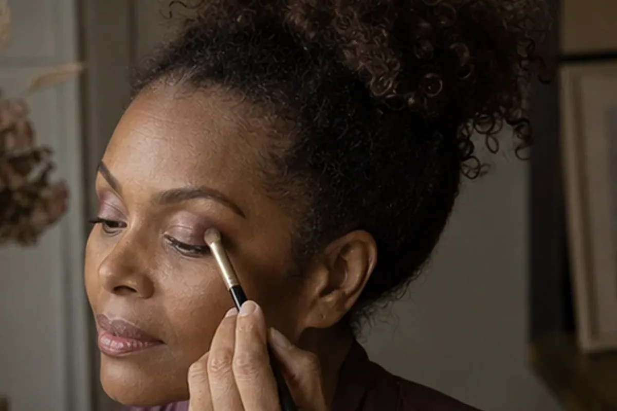 Emotionaler und authentischer Anwendungsmoment rund um Mascara für empfindliche Haut