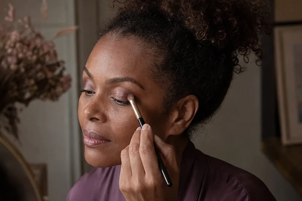 Emotionaler und authentischer Anwendungsmoment rund um Mascara für einen natürlichen Look