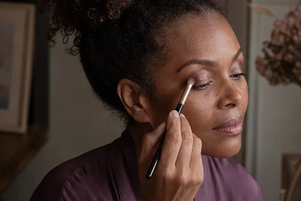 Emotionaler und authentischer Anwendungsmoment rund um Concealer für trockene Haut