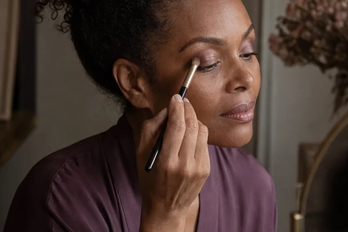Authentischer Wohlfühlmoment passend zum Beauty-Thema Make-up-Pinsel für empfindliche Haut