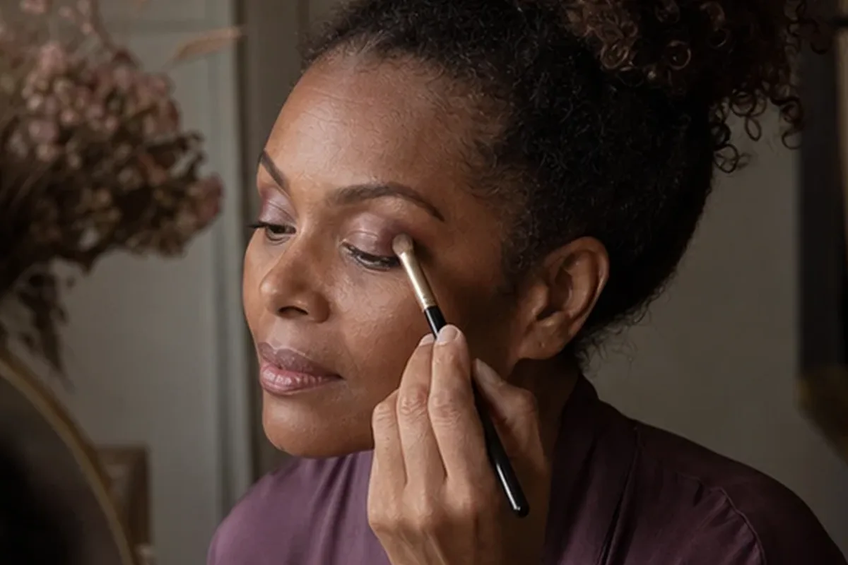 Redaktioneller Beauty-Moment zur Ausgangslage bei Bronzer für ölige Haut