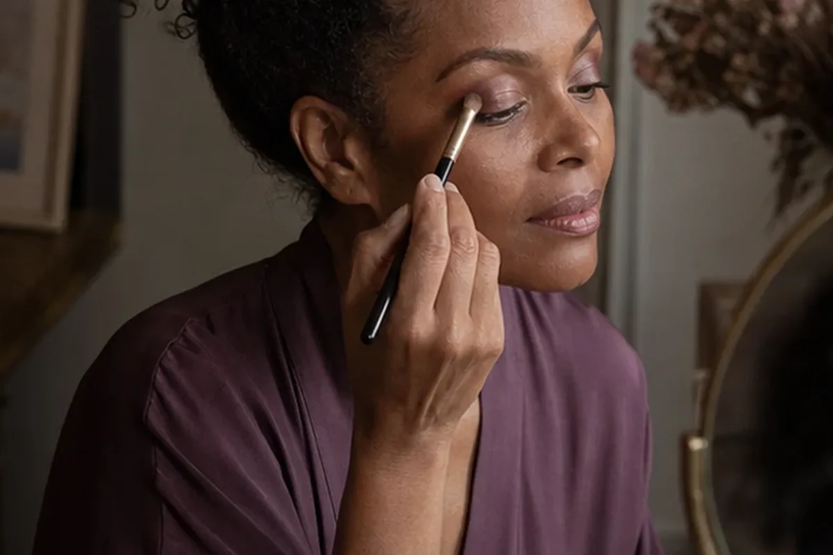 Hochwertige Beauty-Inszenierung zu Auswahlkriterien für Highlighter für langen Halt