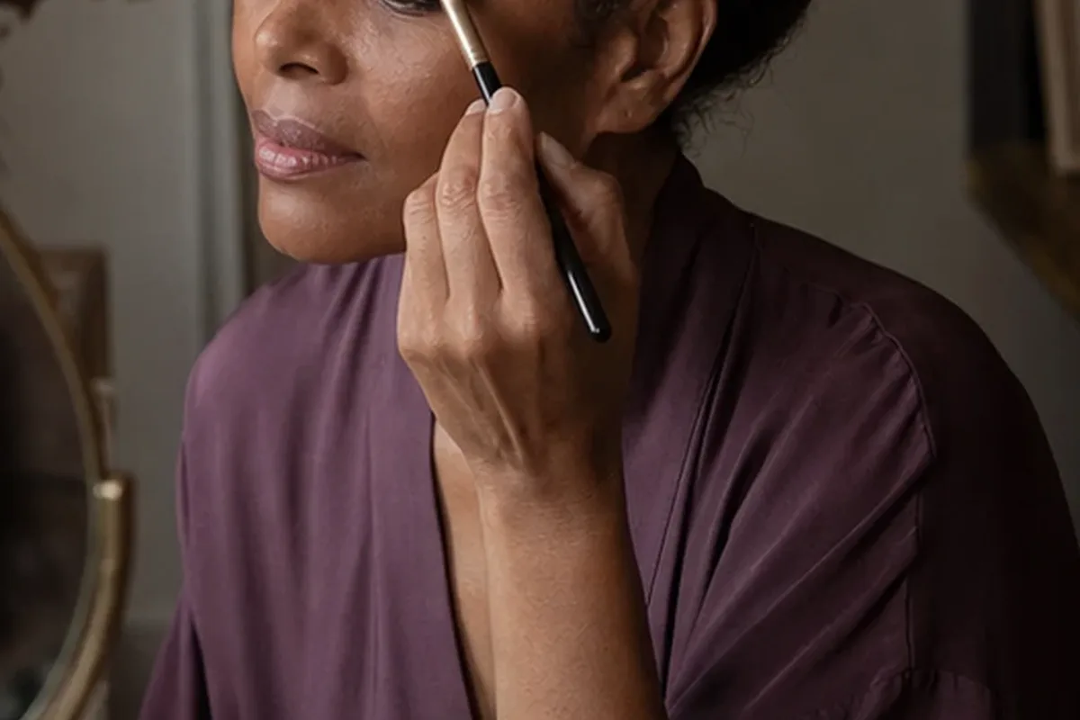 Hochwertige Beauty-Inszenierung zu Auswahlkriterien für Make-up-Pinsel für trockene Haut