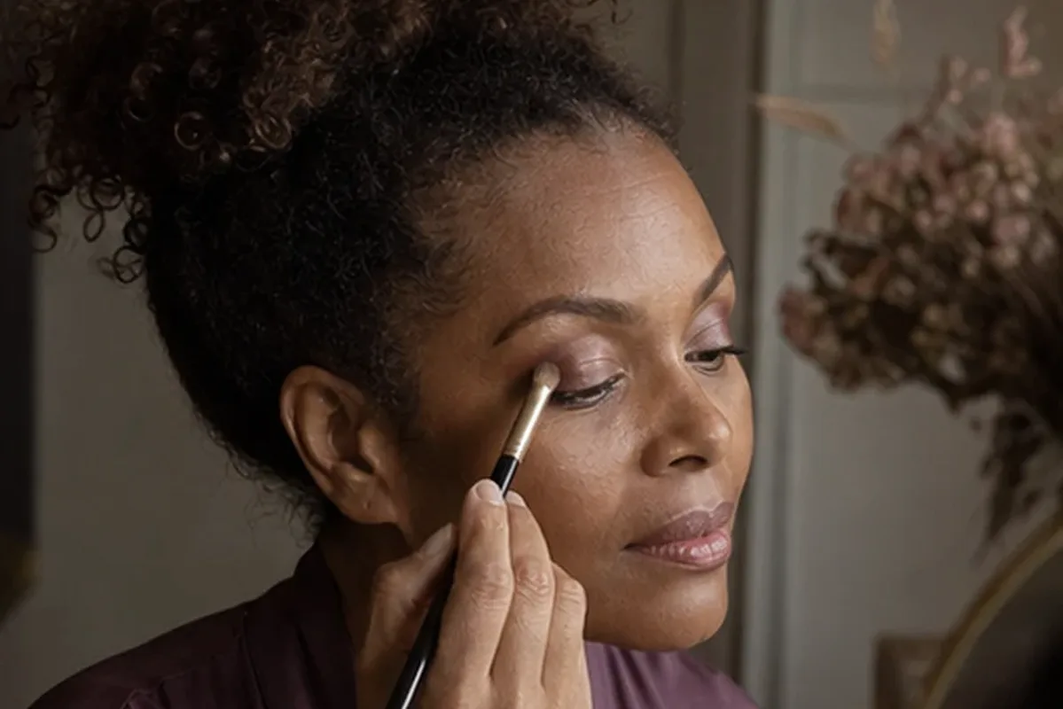 Hochwertige Beauty-Inszenierung zu Auswahlkriterien für Augenbrauengel für einen natürlichen Look