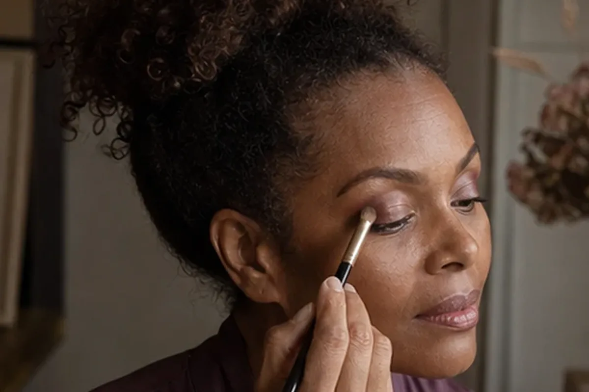 Redaktioneller Beauty-Moment zur Ausgangslage bei Lidschatten für einen natürlichen Look