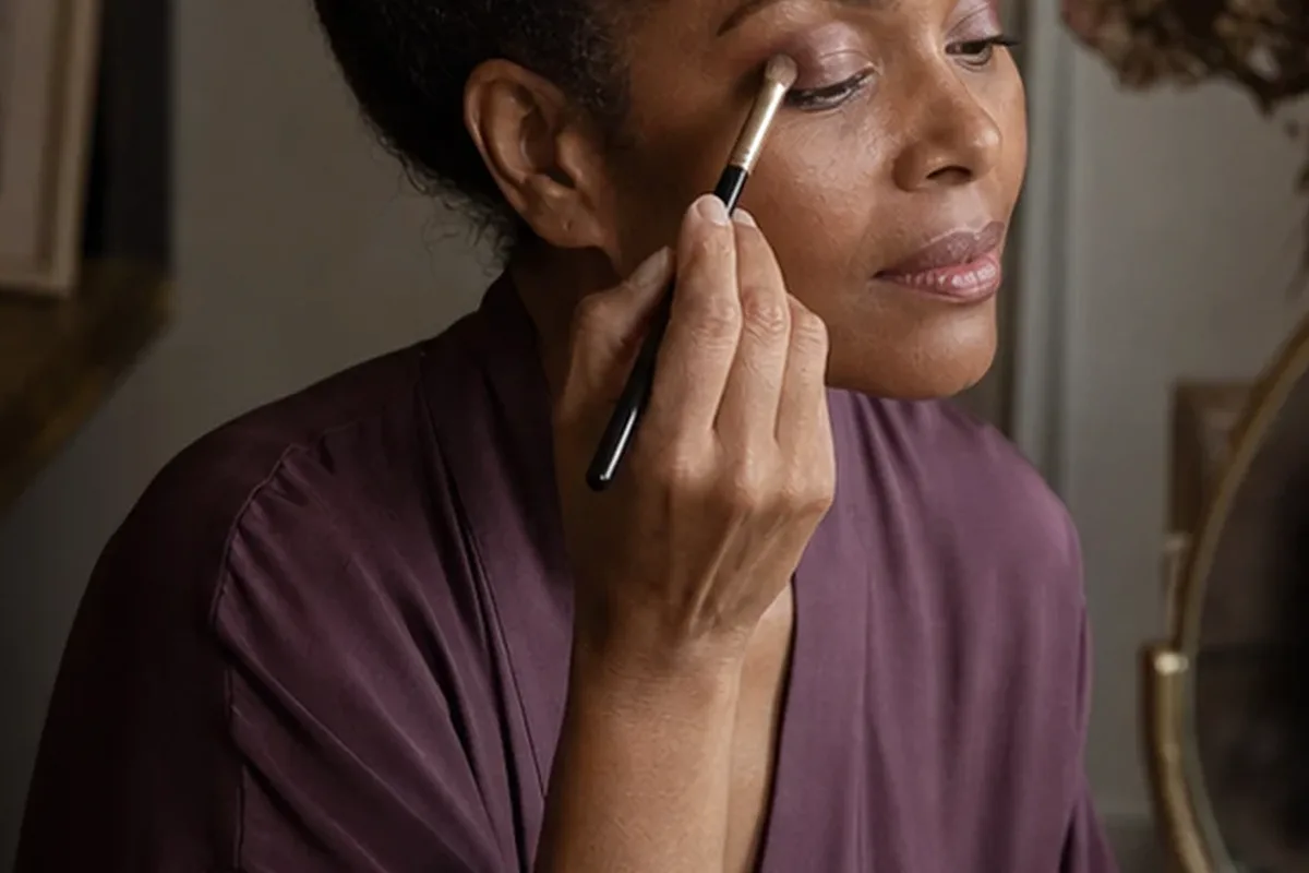 Authentischer Wohlfühlmoment passend zum Beauty-Thema Augenbrauengel für langen Halt