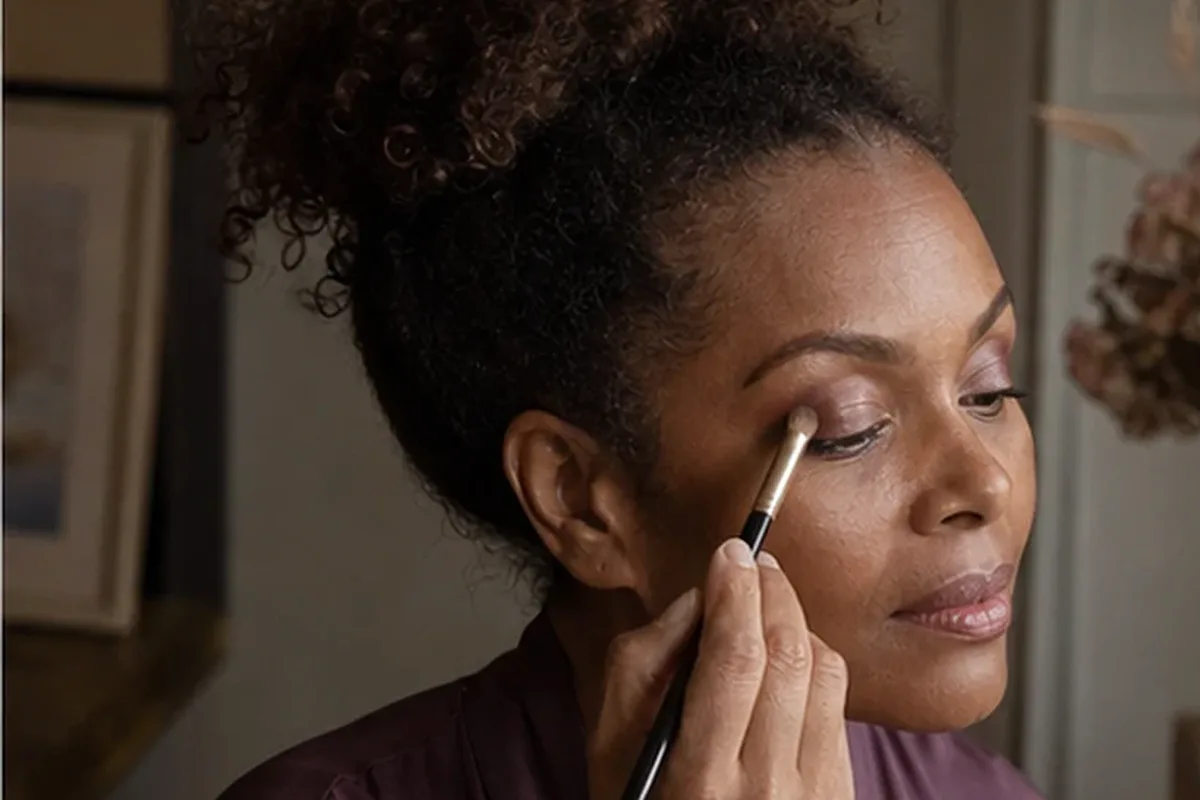 Authentischer Wohlfühlmoment passend zum Beauty-Thema Concealer für langen Halt