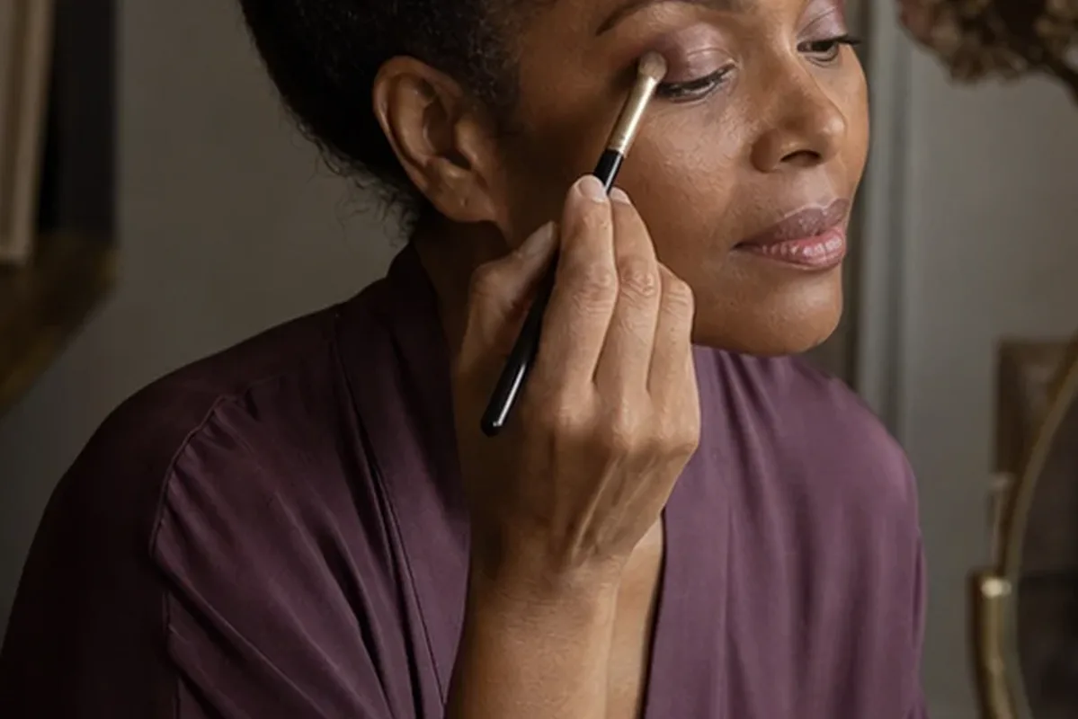 Hochwertige Beauty-Inszenierung zu Auswahlkriterien für Make-up-Pinsel für ölige Haut
