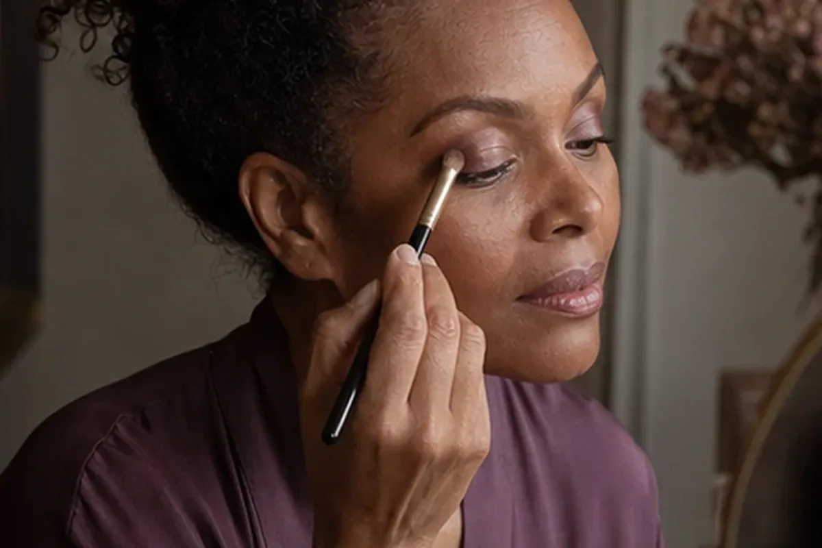 Authentische Beauty-Routine passend zum Thema Augenbrauengel für langen Halt