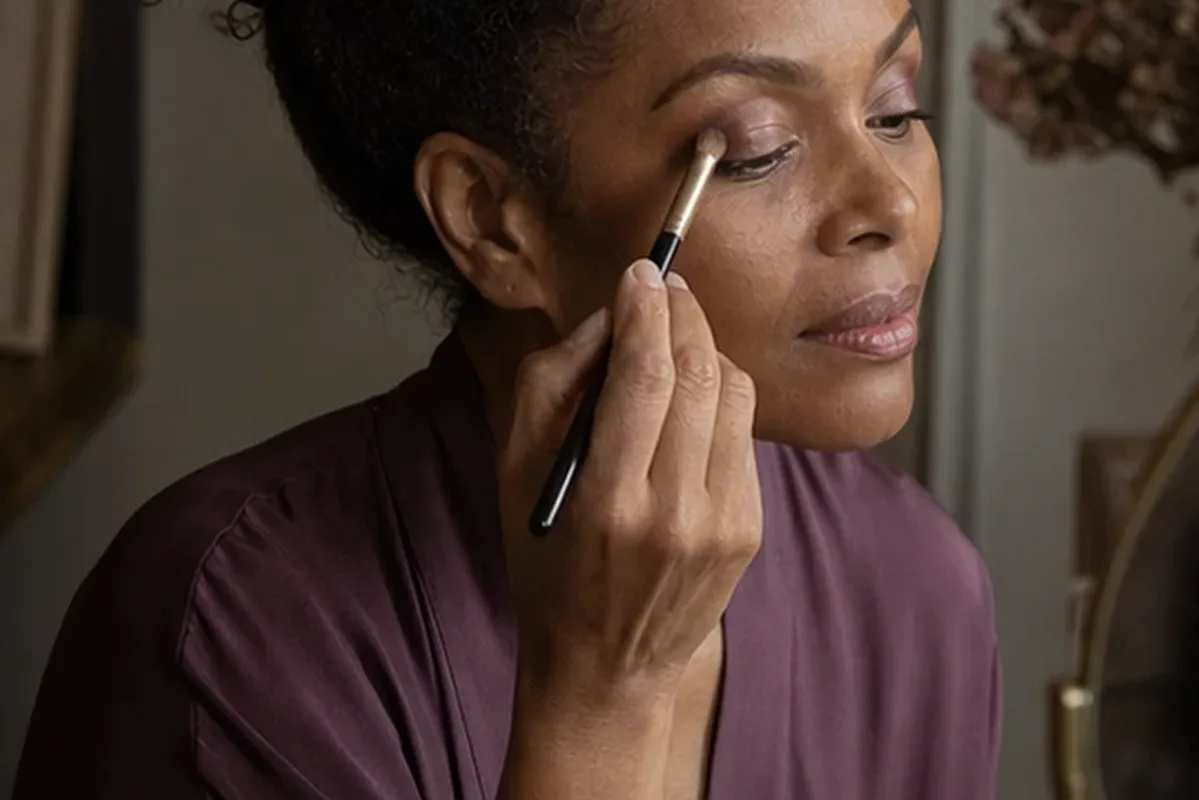 Authentischer Wohlfühlmoment passend zum Beauty-Thema Puder für empfindliche Haut