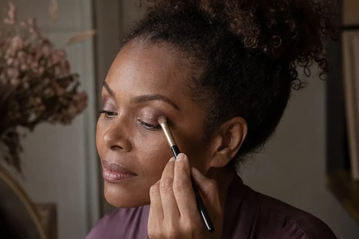 Authentischer Wohlfühlmoment passend zum Beauty-Thema Setting Spray für ölige Haut