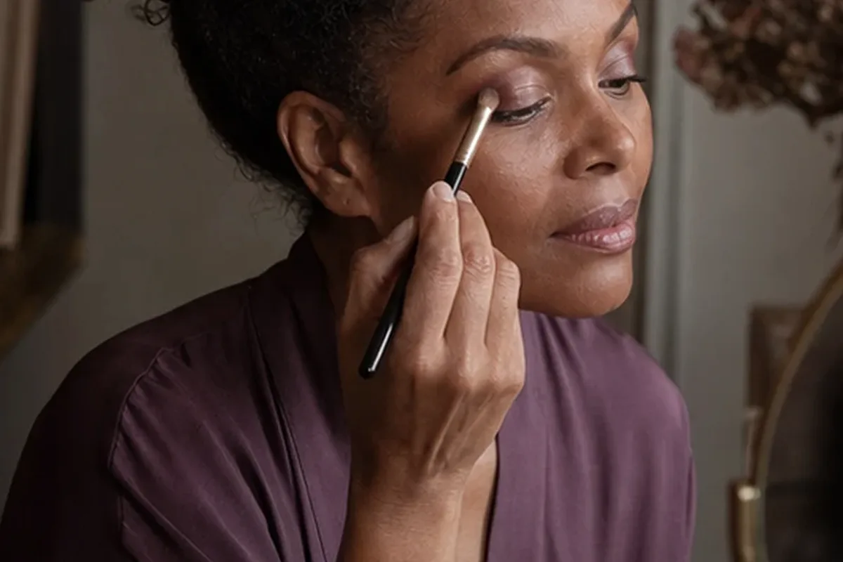 Redaktioneller Beauty-Moment zur Ausgangslage bei Make-up-Pinsel für langen Halt