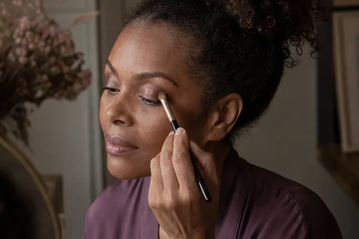 Hochwertige Beauty-Inszenierung zu Auswahlkriterien für Make-up-Pinsel für einen natürlichen Look