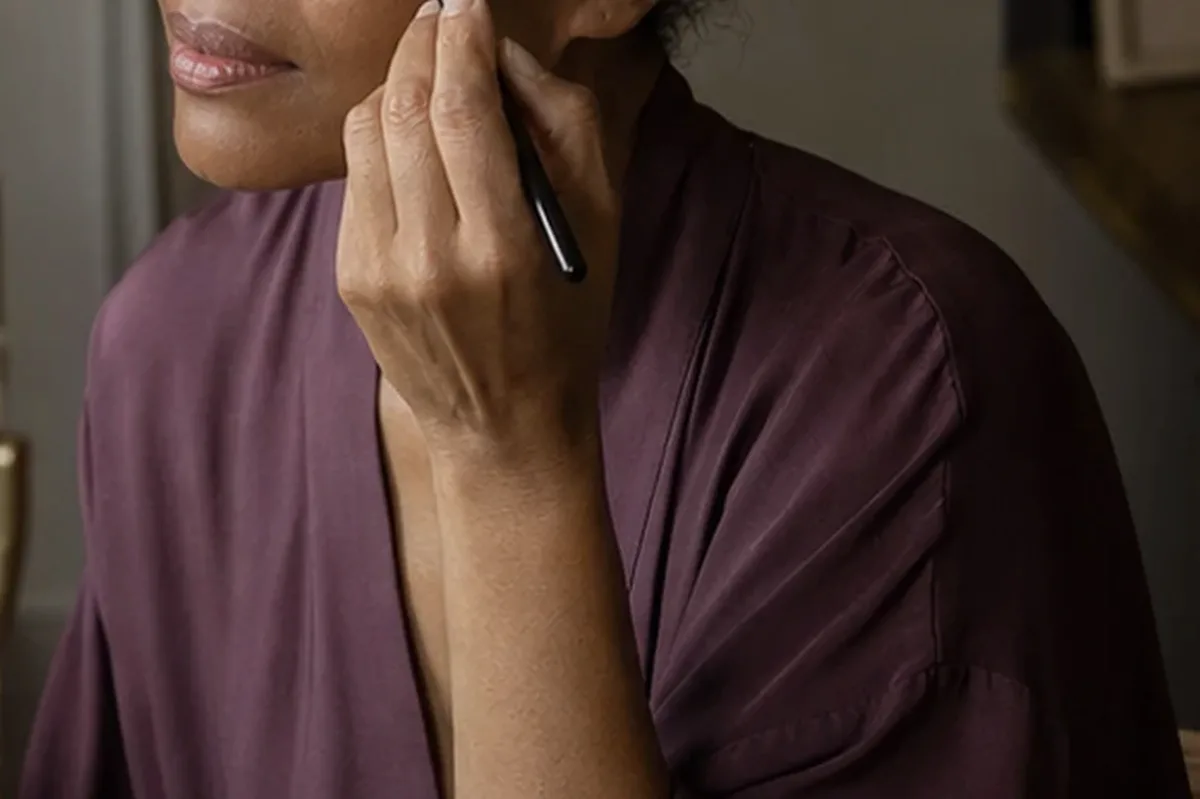 Authentischer Wohlfühlmoment passend zum Beauty-Thema Skin Tint bei Rötungen