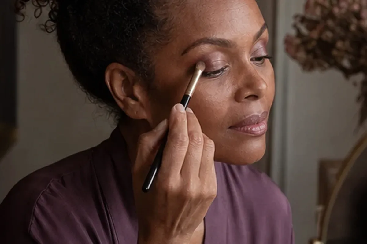 Authentischer Wohlfühlmoment passend zum Beauty-Thema Lidschatten für empfindliche Haut