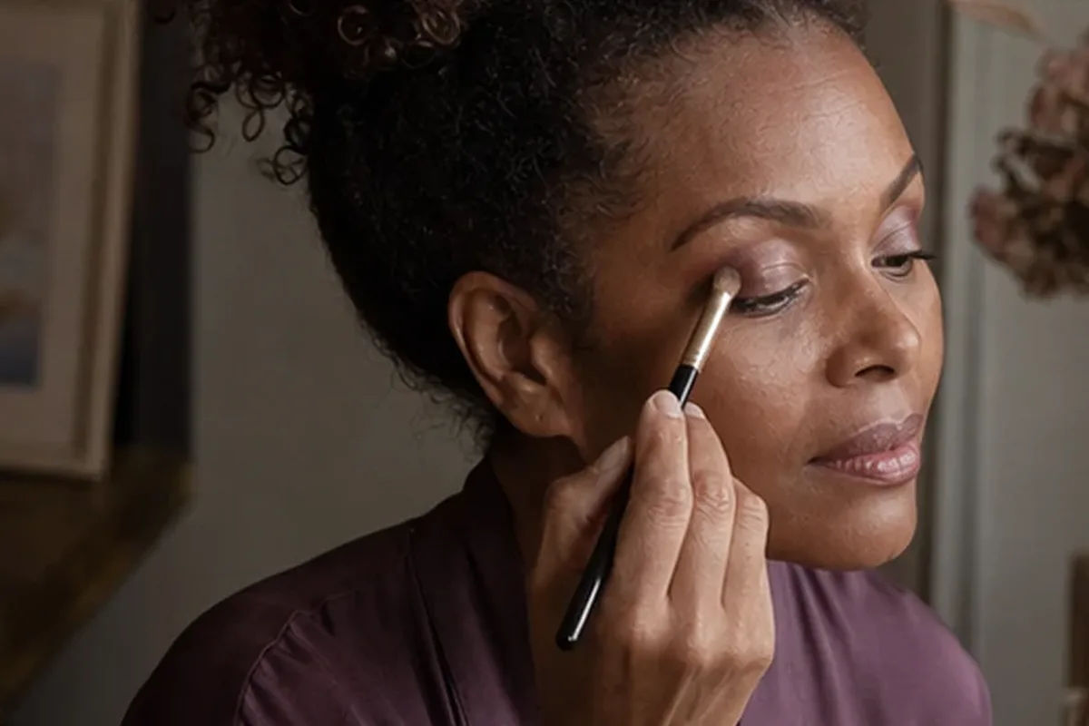 Authentischer Wohlfühlmoment passend zum Beauty-Thema Make-up: Kaufkriterien sinnvoll gewichten