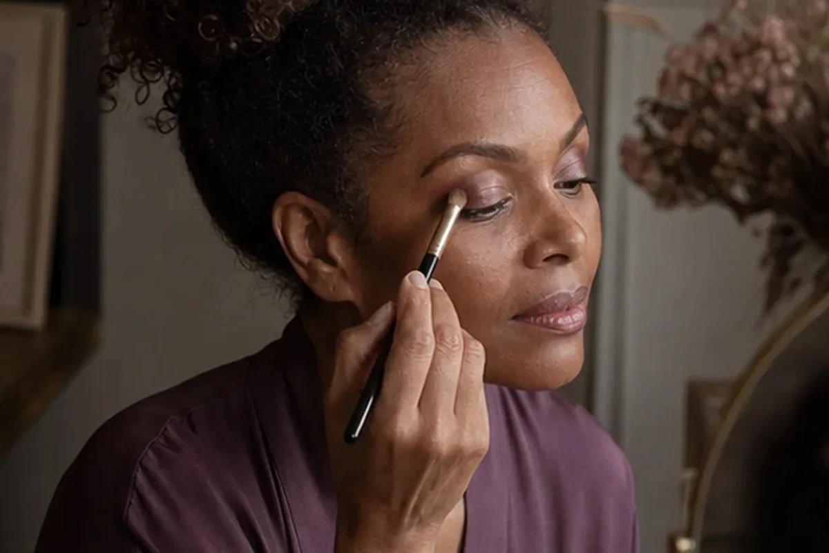 Authentische Beauty-Routine passend zum Thema Make-up-Pinsel für trockene Haut