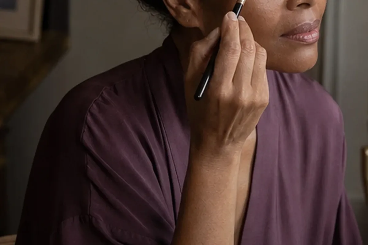 Authentische Beauty-Routine passend zum Thema Lippenstift für langen Halt
