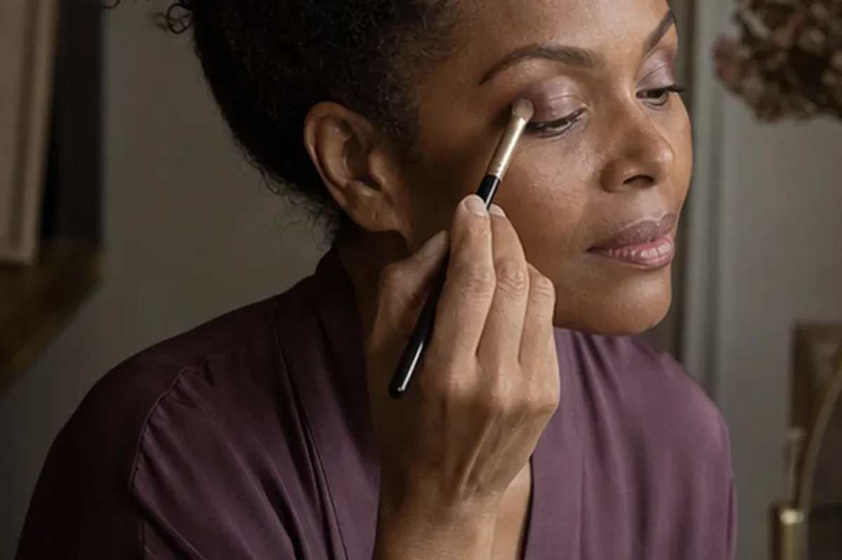 Authentische Beauty-Routine passend zum Thema Bronzer für trockene Haut