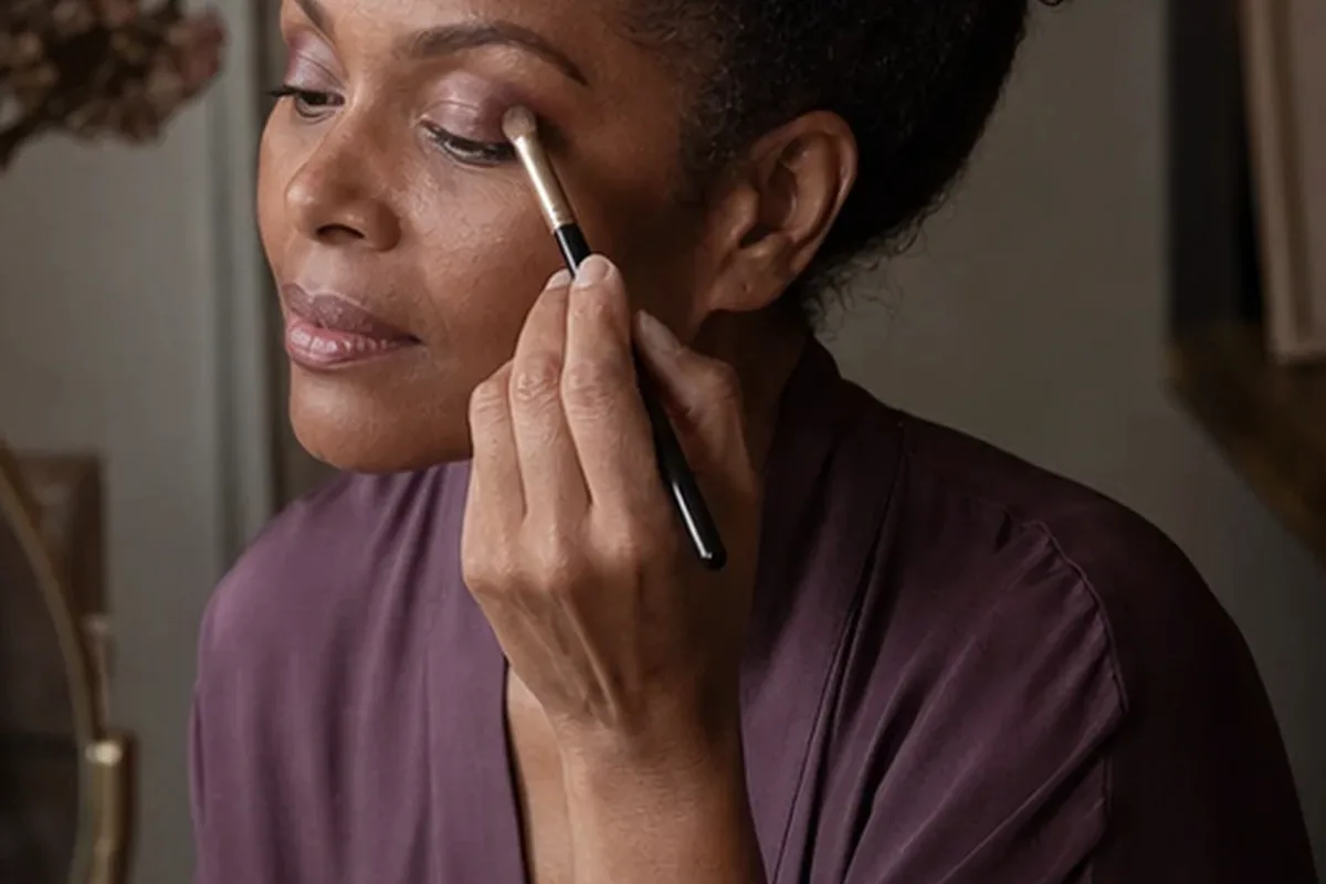 Emotionaler und authentischer Anwendungsmoment rund um Highlighter für trockene Haut