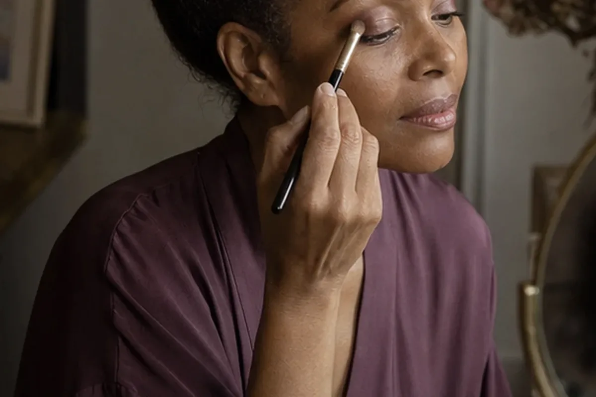 Authentischer Wohlfühlmoment passend zum Beauty-Thema Puder bei großen Poren