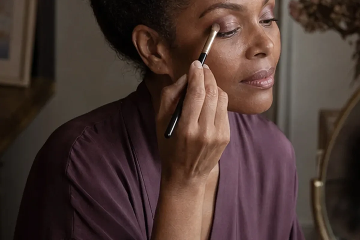Emotionaler und authentischer Anwendungsmoment rund um Eyeliner für reife Haut