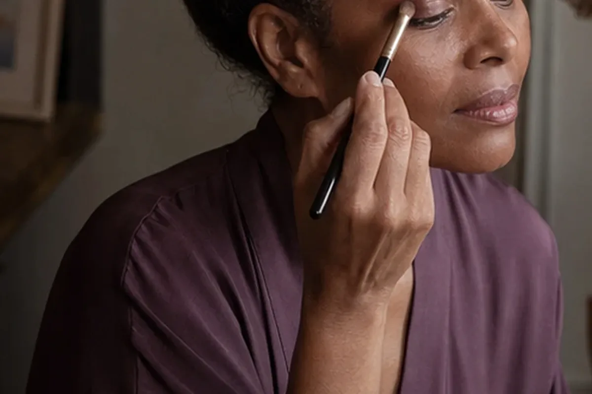 Emotionaler und authentischer Anwendungsmoment rund um Bronzer für langen Halt