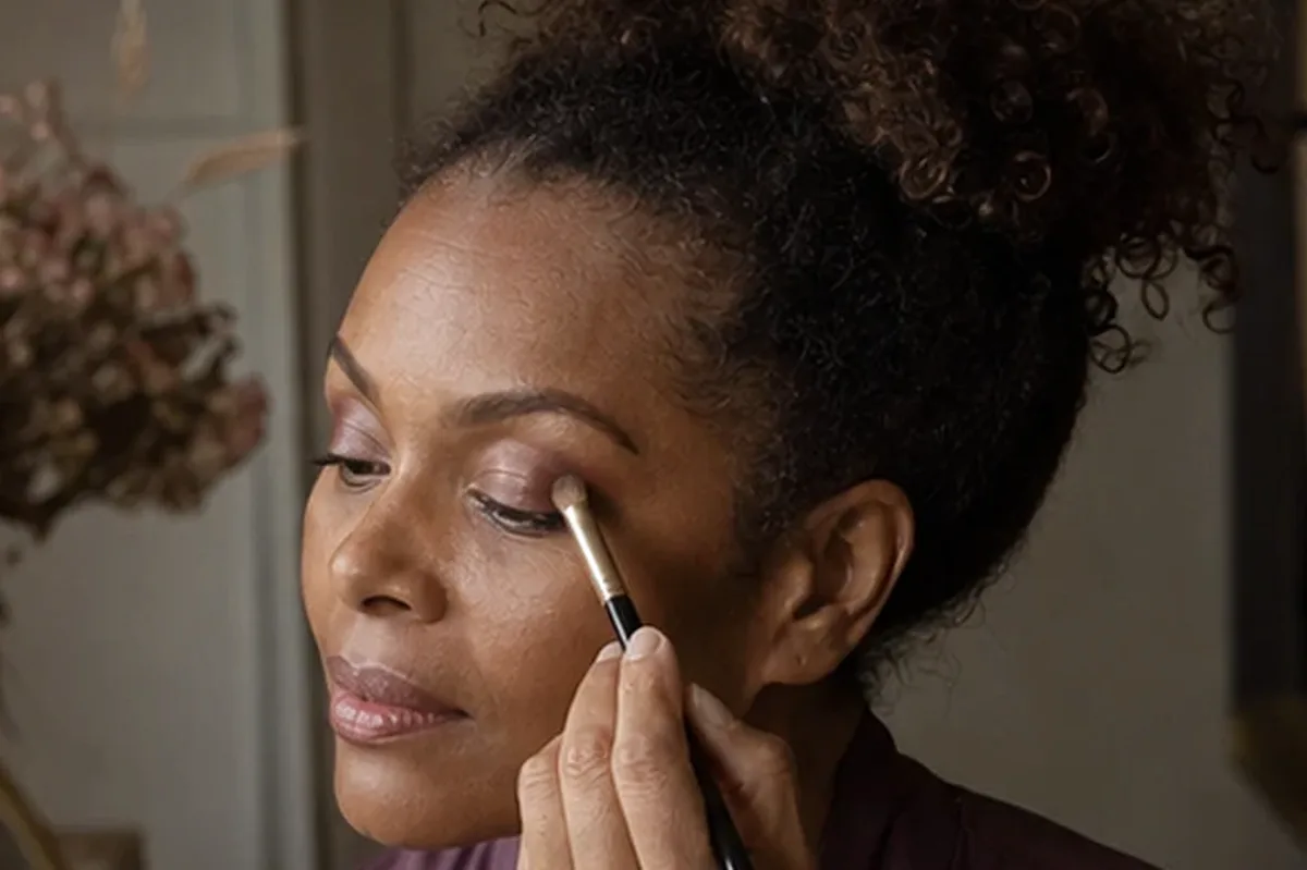 Redaktioneller Beauty-Moment zur Ausgangslage bei Make-up-Pinsel für einen natürlichen Look
